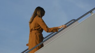 Lietadlo Melanie Trumpovej núdzovo pristálo, na palube bol dym