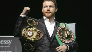 Kráľa svetového boxu čaká veľká výzva, čeliť bude neporazenému šampiónovi organizácie WBA