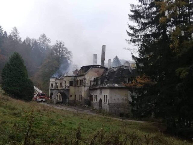 Zámok Kunerad zachvátili plamene, požiar vraj založili úmyselne