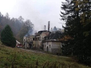 Zámok Kunerad zachvátili plamene, požiar vraj založili úmyselne