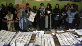 Afganské voľby ohrozujú viaceré útoky, hlasovanie predĺžili