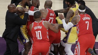 NBA: LeBronova premiéra za Lakers nevyšla, zápas poznačila bitka