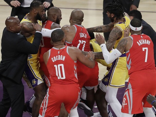 NBA: LeBronova premiéra za Lakers nevyšla, zápas poznačila bitka
