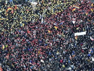 PEGIDA oslavovalo výročie založenia, zišli sa tisícky ľudí