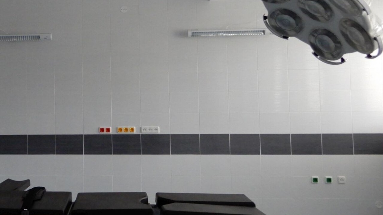 Pacientov mal ošetrovať falošný lekár, polícia žiada o pomoc