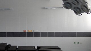 Pacientov mal ošetrovať falošný lekár, polícia žiada o pomoc