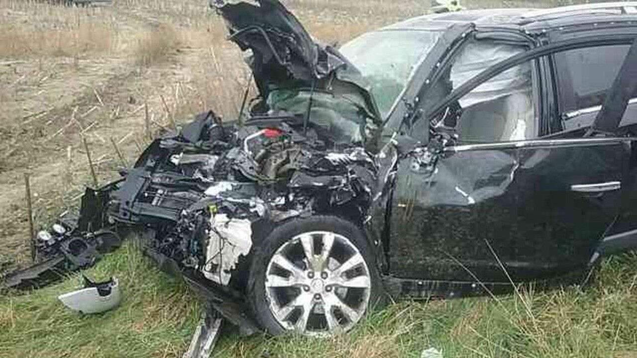 Hromadná zrážka pri Bratislave, kamión skončil v poli