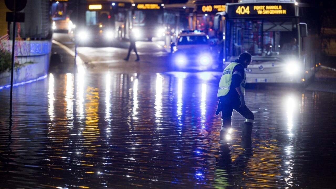 Rím zaliala voda, krúpy mali veľkosť tenisových loptičiek