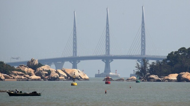 V Číne otvorili obrí most, má odolať zemetraseniam i tajfúnom