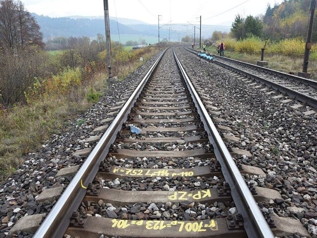 Dve dievčatá sa na koľajniciach držali za ruky, neprežili zrážku