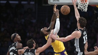 NBA: James sa v novom drese víťazstva nedočkal, Lakers prehrali