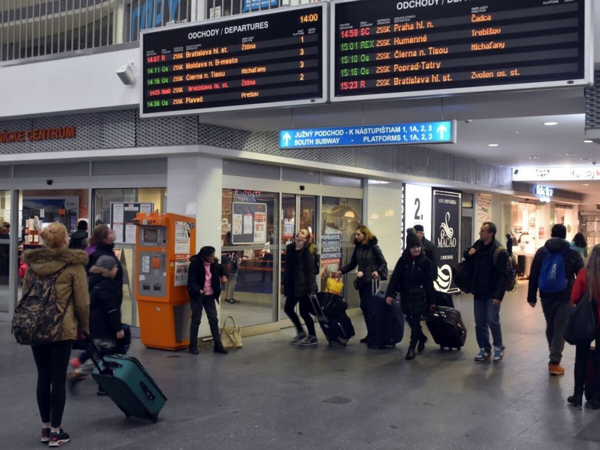 Blížia sa sviatky a cestovanie. Ktoré vlaky ešte majú voľné miesta?