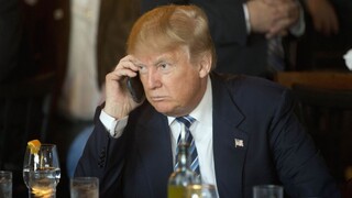 Trump používa nezabezpečený telefón, ktorý majú odpočúvať čínski tajní