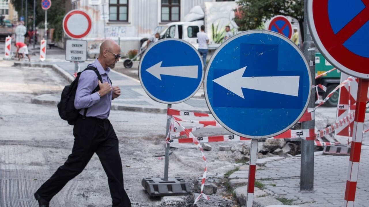 Robotníci boli na každom kroku. Opravy ciest v Bratislave sa končia