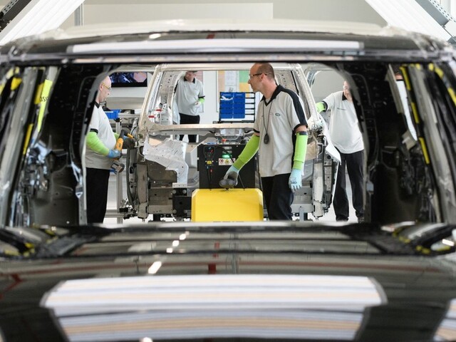 O výrobky slovenského priemyslu bol opäť záujem, ťažili z toho najmä automobilky