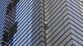 Francúzsky lezec pokoril jednu z najvyšších budov v Londýne