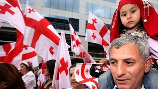 Gruzínci naposledy volia prezidenta priamo, krajinu čakajú zmeny