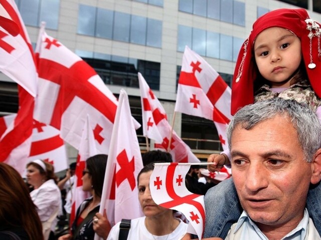 Gruzínci naposledy volia prezidenta priamo, krajinu čakajú zmeny