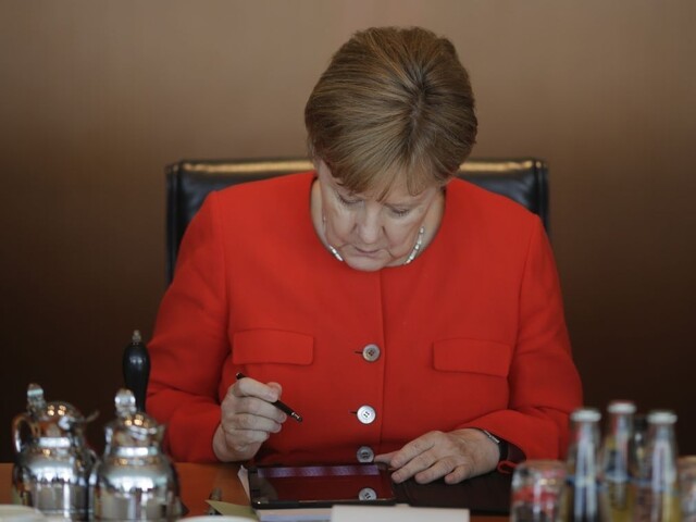 Merkelová oznámila odchod z čela CDU, kancelárkou však ostáva