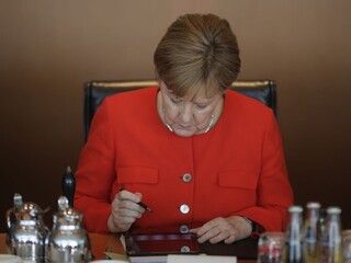 Merkelová oznámila odchod z čela CDU, kancelárkou však ostáva