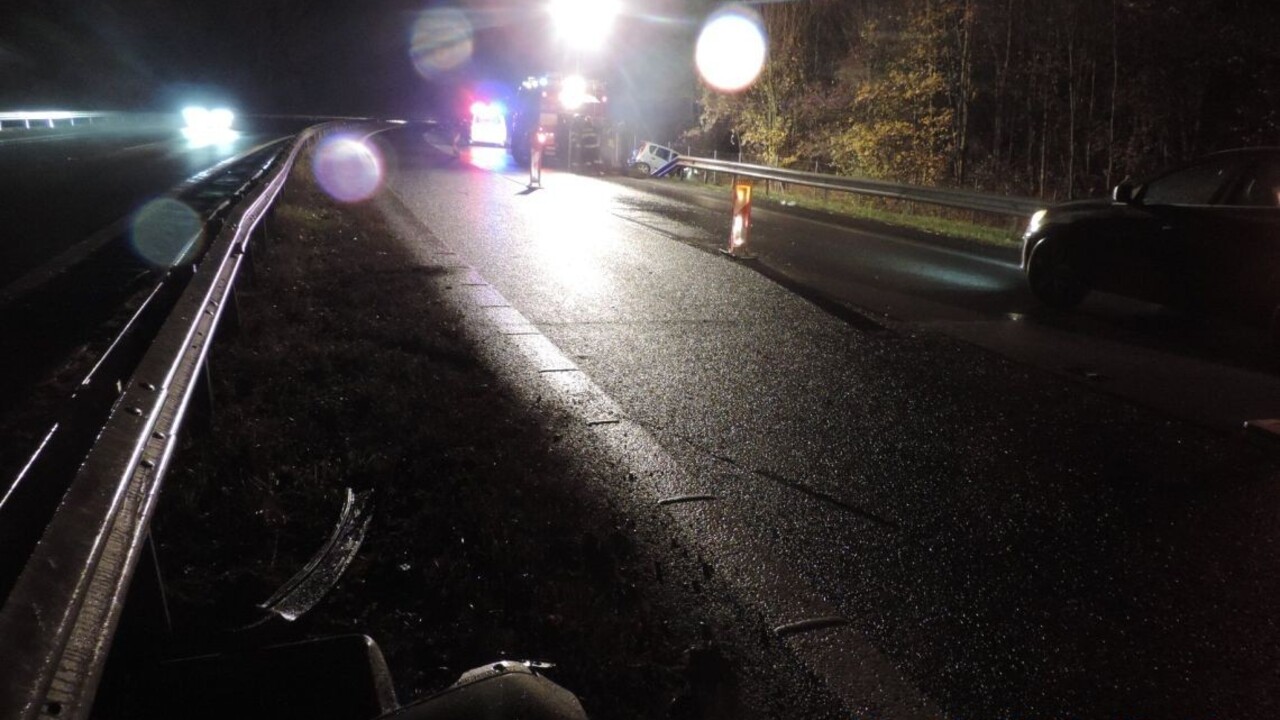 Mladá žena vypadla z auta na diaľnicu, išlo o zdieľanú jazdu