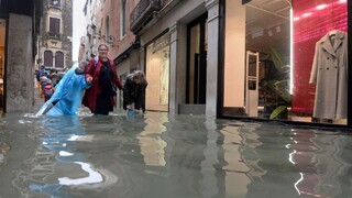 Väčšia časť Benátok je pod vodou, hladina má v meste ešte stúpať