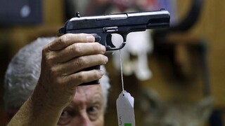 Zbraň pištoľ ilu 1140 px (SITA/AP)