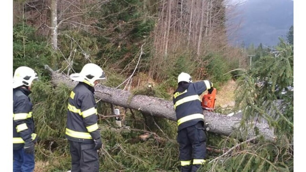Vietor odrezal ľudí od elektriny, situácia je pod kontrolou