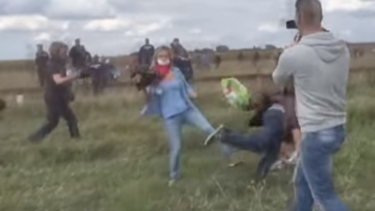 Oslobodili kameramanku, ktorá potkýnala a kopala migrantov