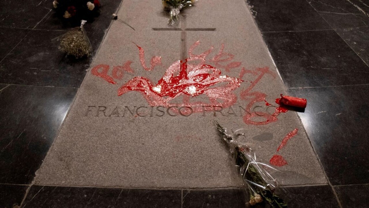 Umelec volá po slobode, pomaľoval hrobku španielskeho diktátora