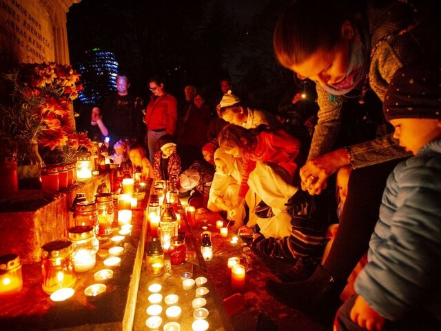 Cintoríny zaplavia kvety a sviece, pripomíname si zosnulých