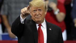 Nedostanú sa sem. Trump môže k hranici vyslať tisícky vojakov