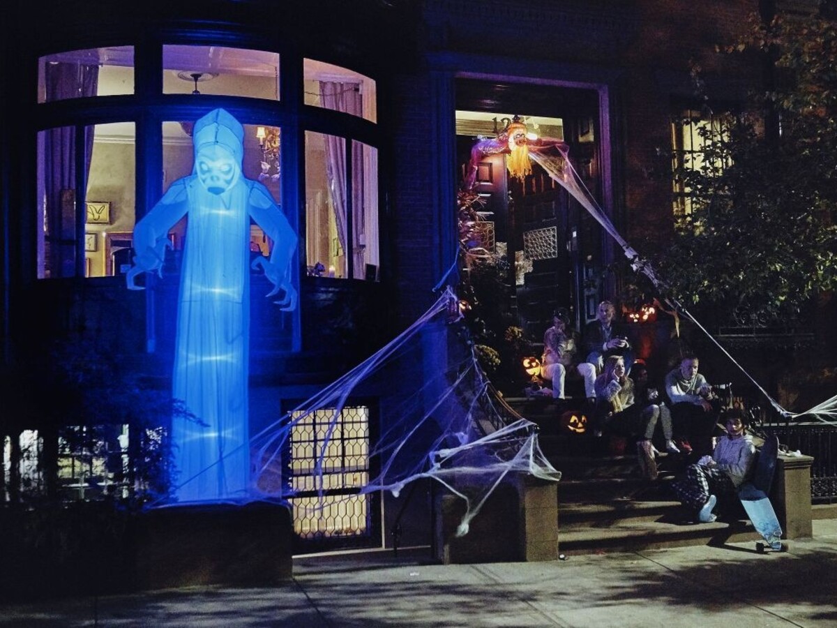 Rebeli znova zapaľovali autá, vytvorili si z toho halloweensky zvyk
