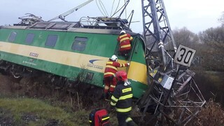 Na širokorozchodnej trati sa vykoľajil vlak, rušňovodiča zachraňovali