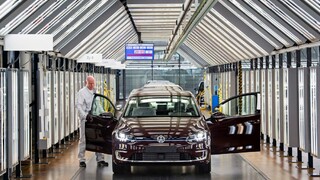 Nemecká ekonomika spomalila, môže za to nižšia produkcia áut