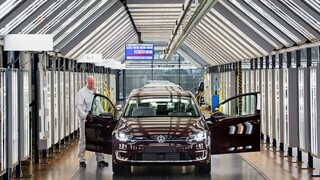 Situáciu na Ukrajine už pocítil aj Volkswagen, v Bratislave pre nedostatok súčiastok prerušil výrobu