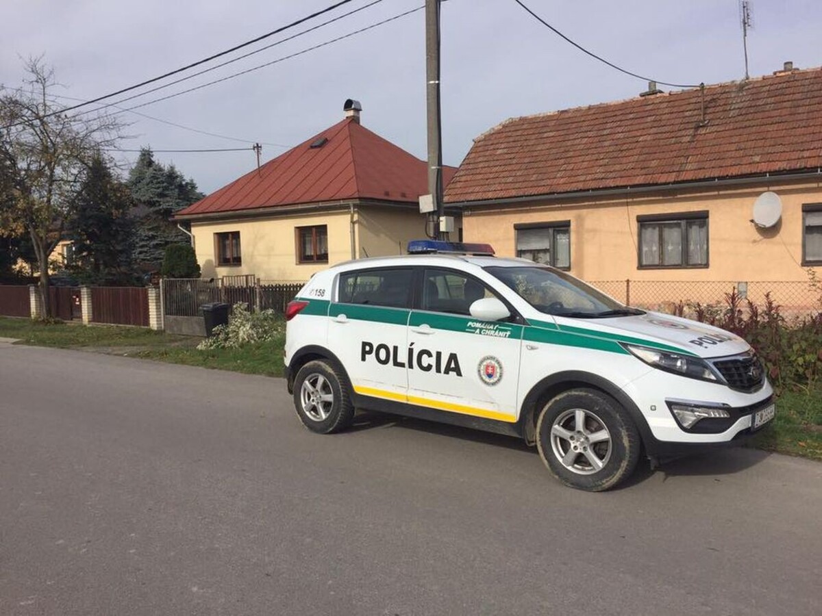 Polícia rodinný dom auto zásah 1140 px (SITA/Prezídium policajného zboru)