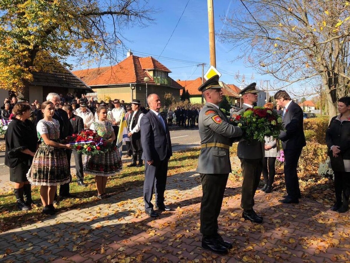 Mier nie je samozrejmosťou. Gajdoš odhalil pamätnú tabuľu obetí