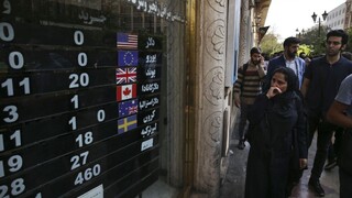 Začali platiť tvrdé americké sankcie. Hrdo ich obídeme, reaguje Irán