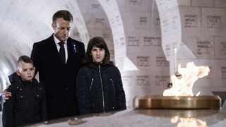 Macron pokračuje v ceste, obete vojny si uctil v Remeši i Verdune
