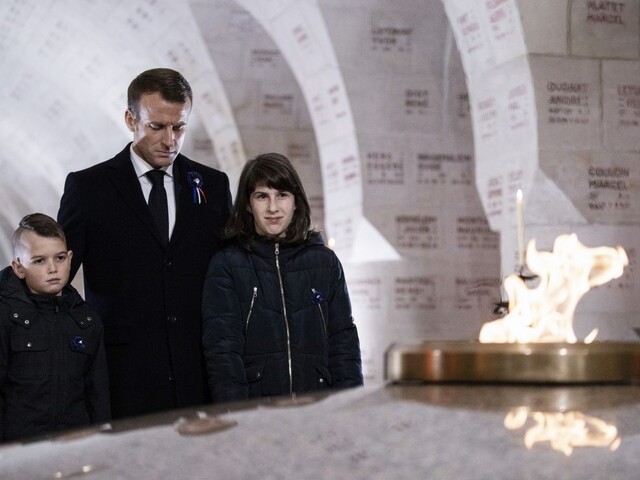 Macron pokračuje v ceste, obete vojny si uctil v Remeši i Verdune