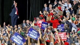 Ohromný úspech, vyhlásil Trump o voľbách. Opozícii zablahoželal