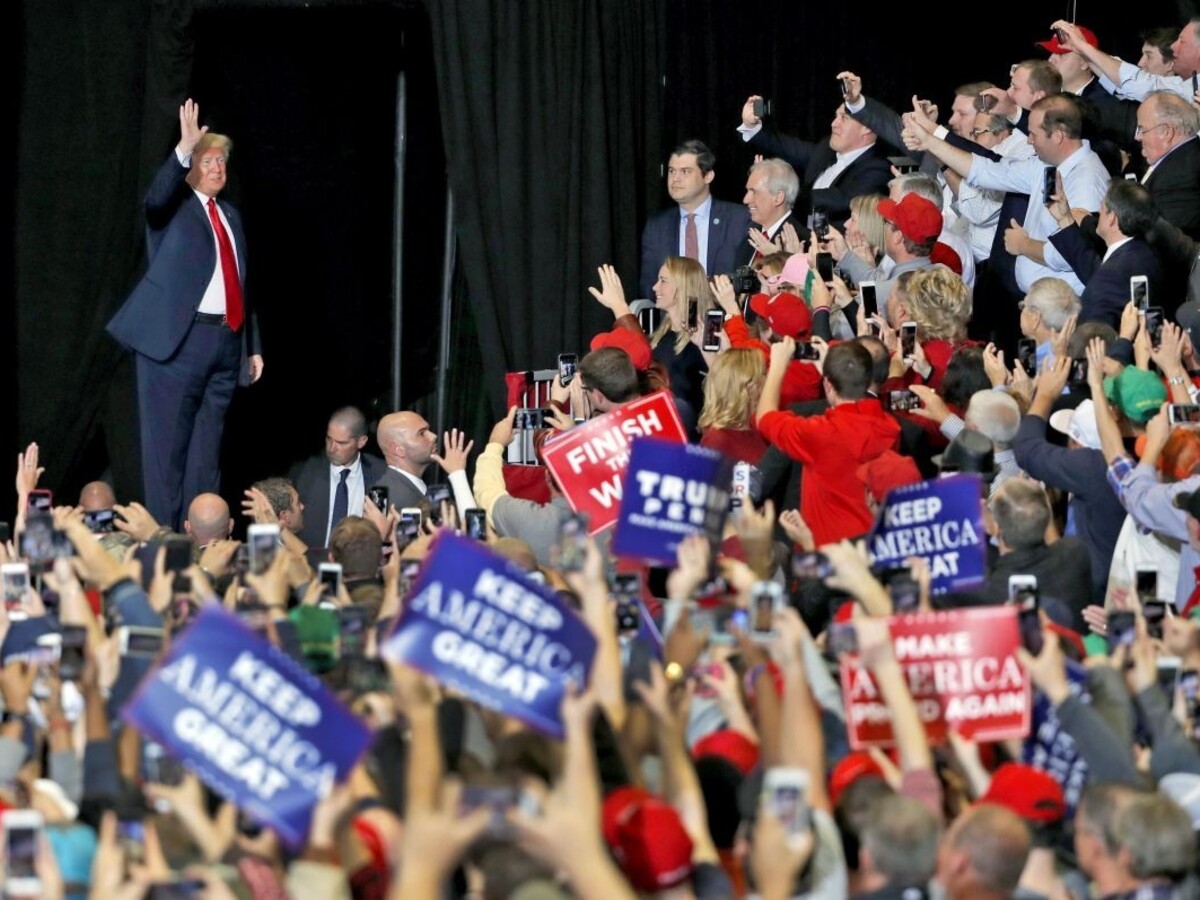 Ohromný úspech, vyhlásil Trump o voľbách. Opozícii zablahoželal