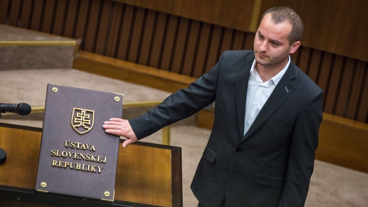 Kotlebovci prišli o poslanca. Tvrdia o ňom, že nebol aktívny