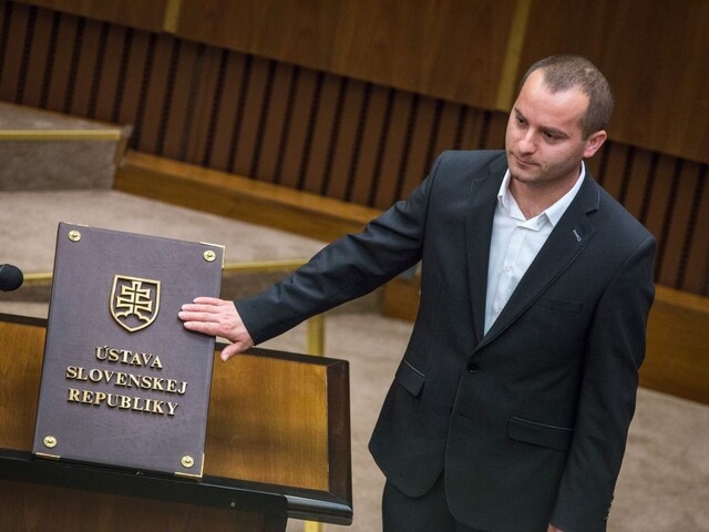 Kotlebovci prišli o poslanca. Tvrdia o ňom, že nebol aktívny