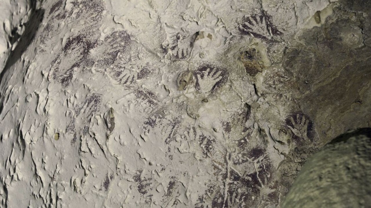 Vedci objavili najstaršiu jaskynnú maľbu. Ukázali, čo zobrazuje