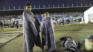 Migranti našli dočasný domov, táboria na futbalovom štadióne