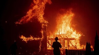 Lesný požiar sa rýchlo šíri, svoje domovy opustili tisícky ľudí