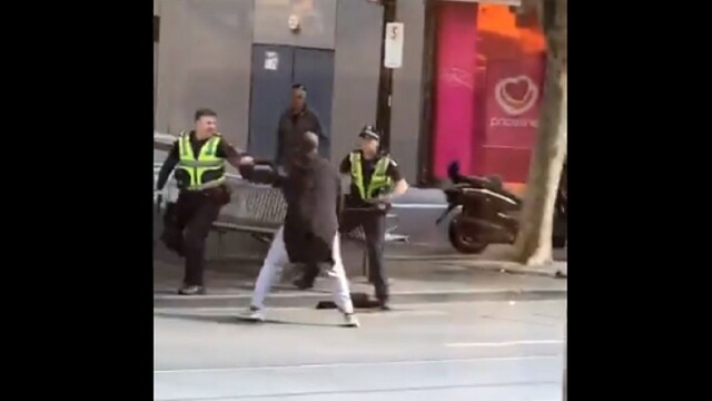 S nožom útočil na civilistov aj policajtov. Ukončil to výstrel