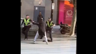 S nožom útočil na civilistov aj policajtov. Ukončil to výstrel